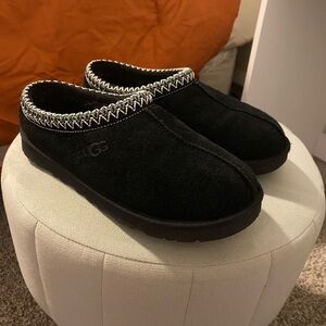 black tasman uggs worm a few times still in good condition